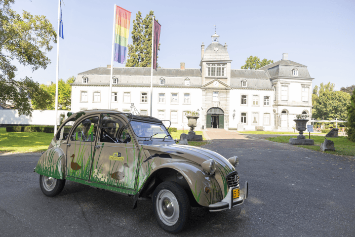 Unieke 2CV bij Buitenplaats Vaeshartelt als onderdeel van jubileum reis