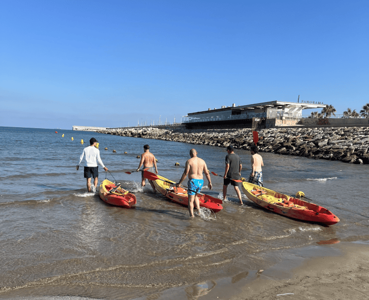 Kajakken vanuit het strand van Valencia als keuze activiteit tijdens incentive reis