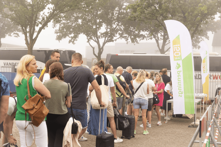 Vertrek naar de nog onbekende locatie in Zuid-Limburg voor Jubileum reis