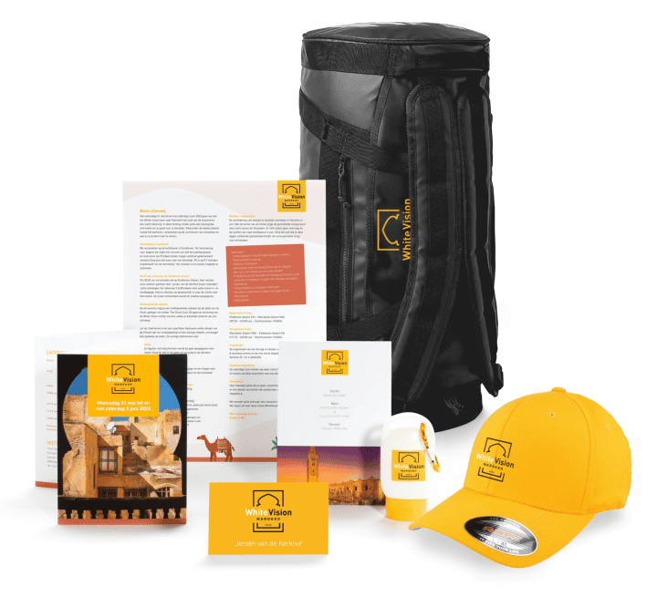 De reis vooraf 'laden', met o.a. een eigen reislogo en diverse teasers