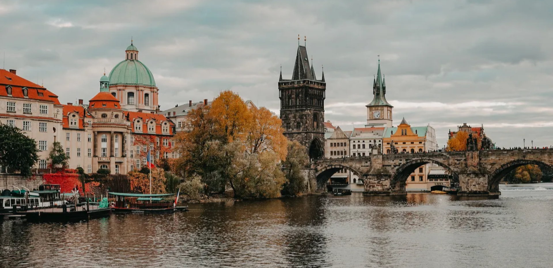 Praag, de ‘Gouden Stad’ met middeleeuwse charme, kronkelende straatjes en levendige cultuur langs de Moldau. 